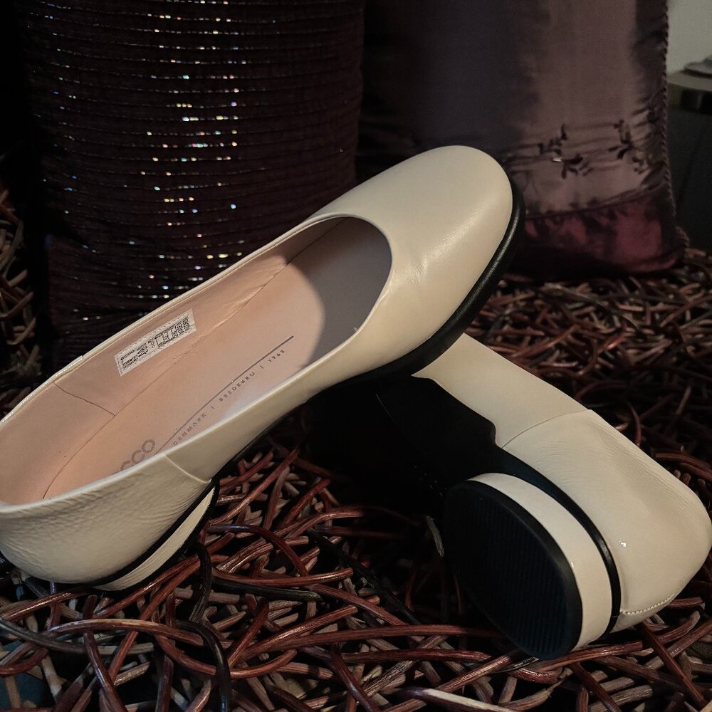 Ecco Women’s Cream Leather Flats 8.5 Fine Leather Excellent